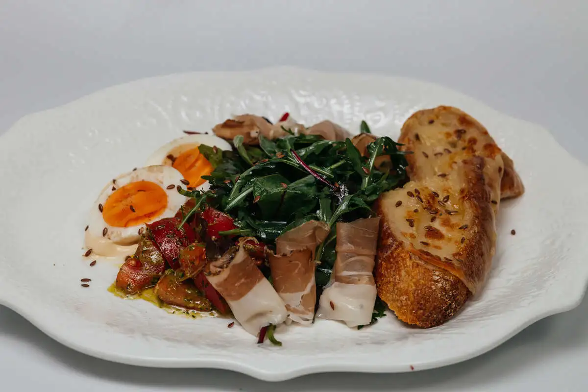 Салат с Таледжио тостом, Шпеком и яйцом