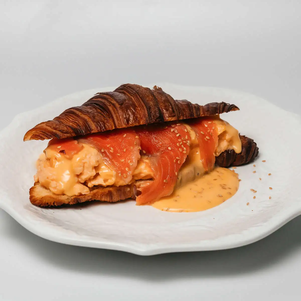 Круассан скрембл, лосось