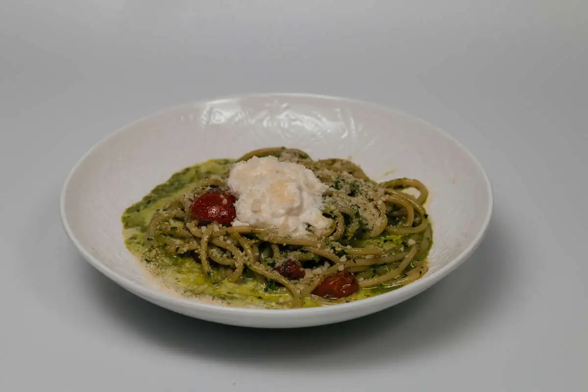 Спагетти с томатами, песто и страчателлой