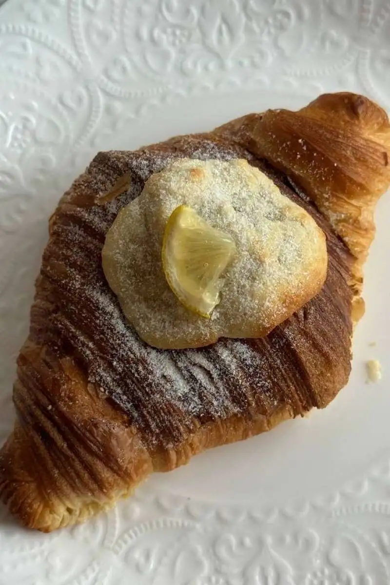 Круассан с лимонным курдом 