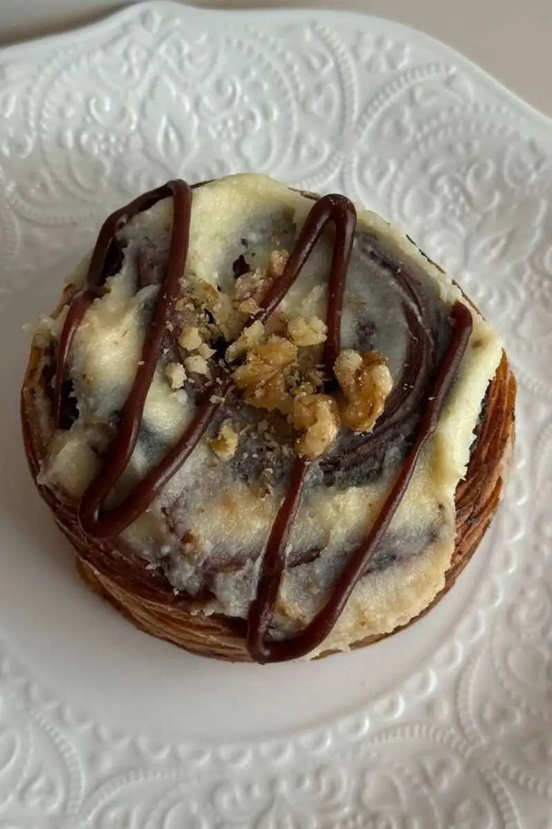 Синнабон с карамелью  и грецким орехом 