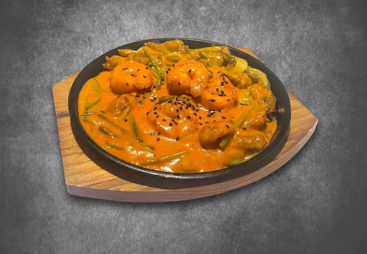 Креветка/мидии со стрелками чеснока -