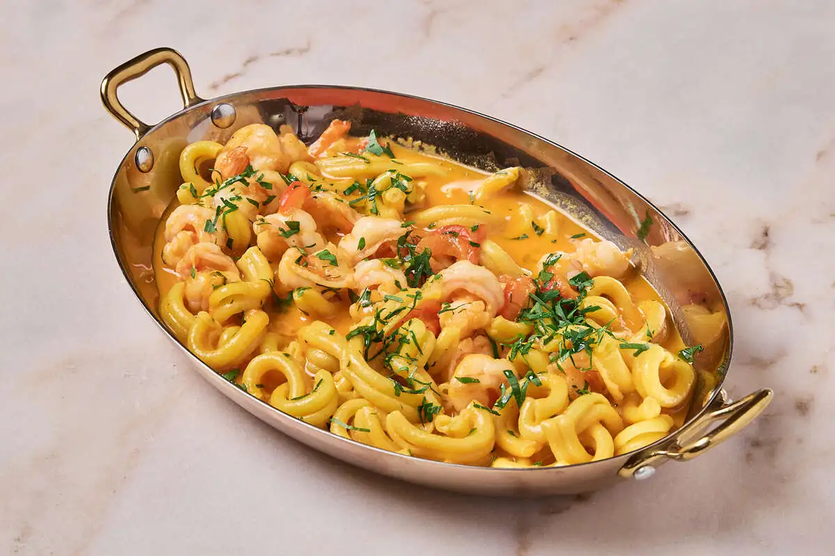 Казаречче с креветками в соусе из печеного перца