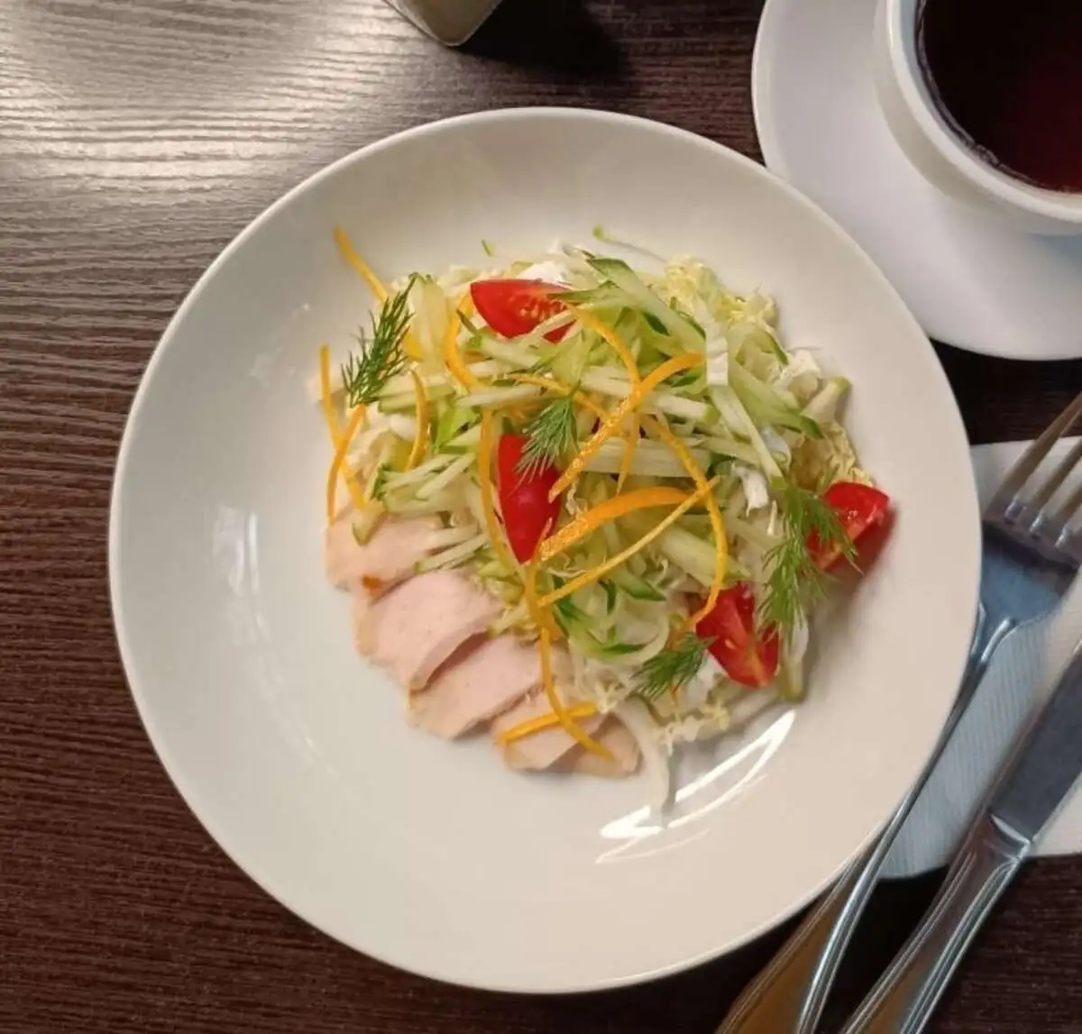 Салат с жареным цыпленком