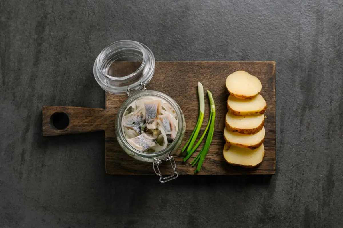 СЕЛЬДЬ С ЛУКОМ И КАРТОФЕЛЕМ