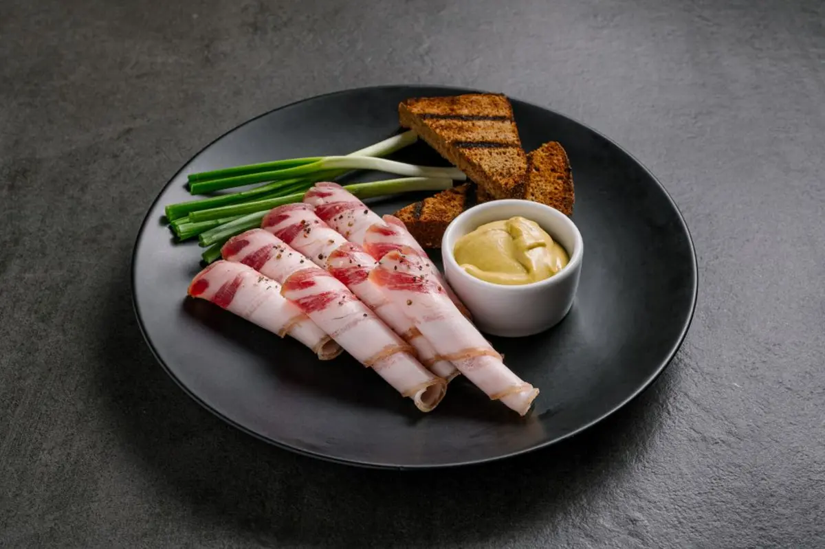 САЛО С ГОРЧИЦЕЙ И ЗЕЛЕНЫМ ЛУКОМ