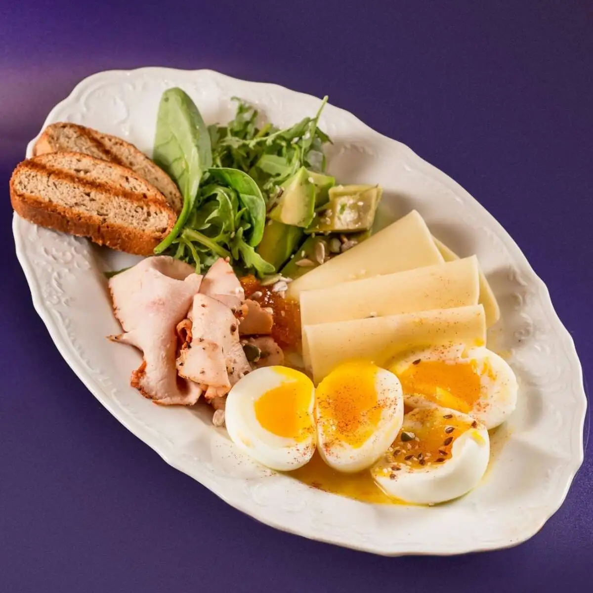 Роял завтрак с цыплёнком и авокадо