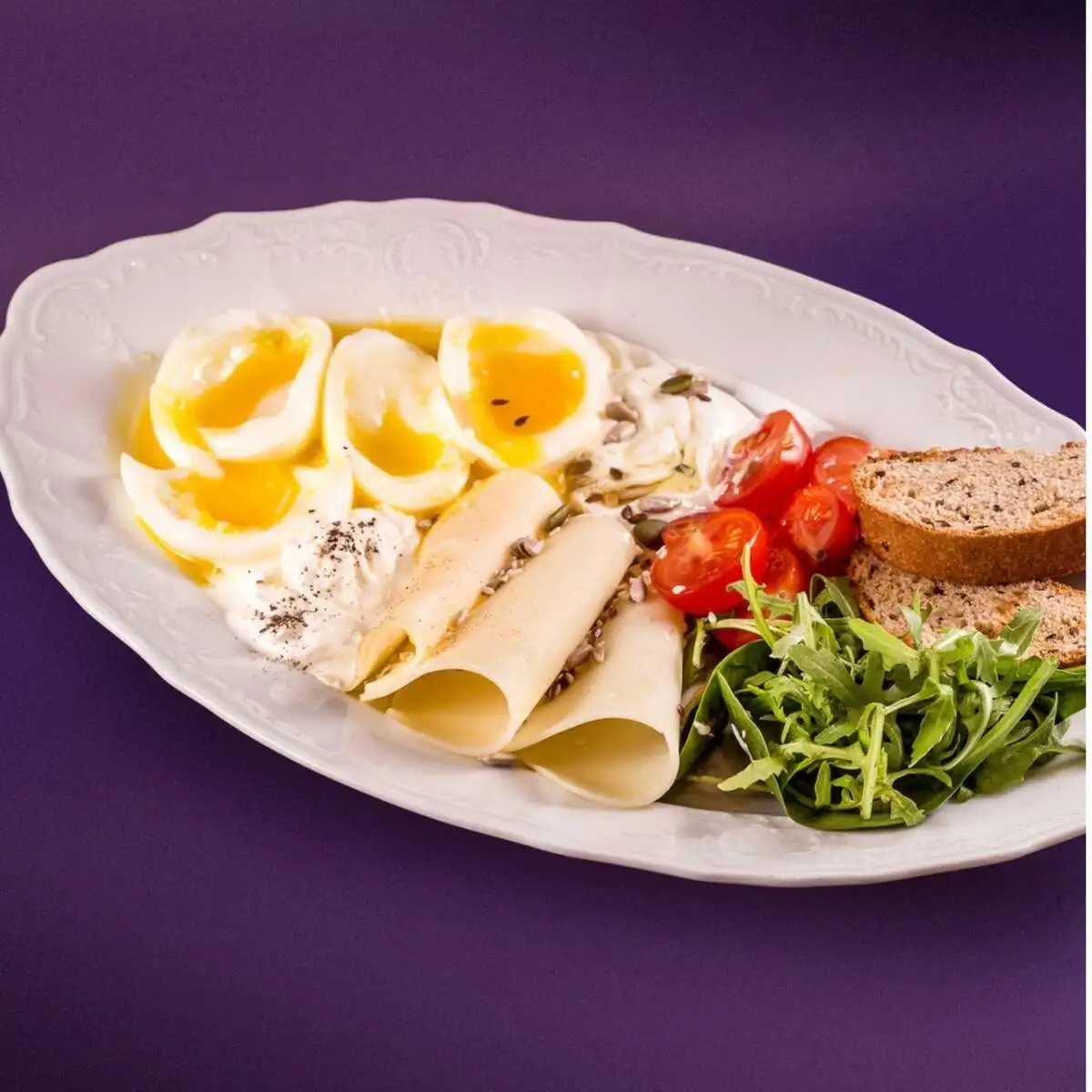 Роял завтрак со страчателлой, маскарпоне и эмменталем