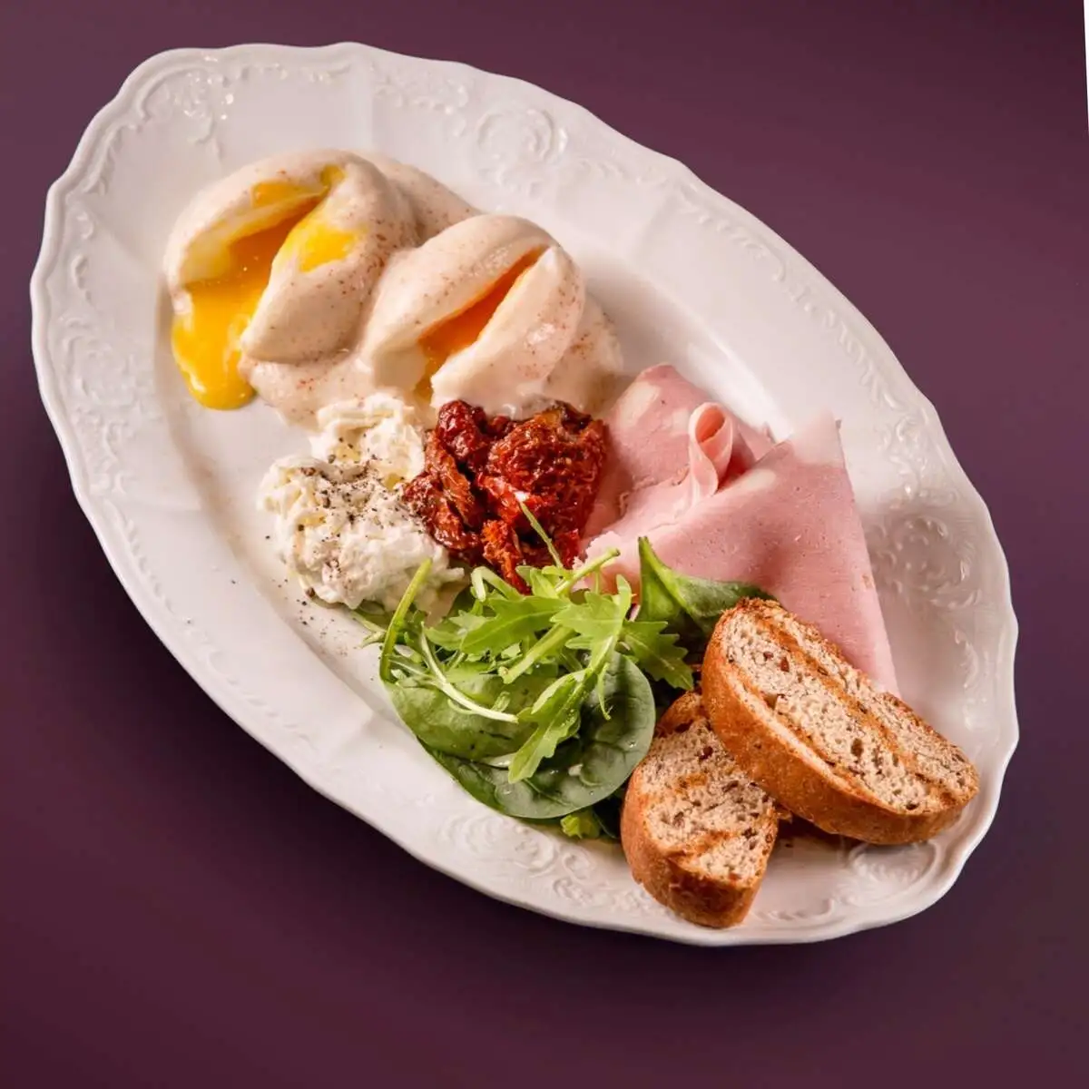 Роял завтрак с мортаделлой и страчателлой