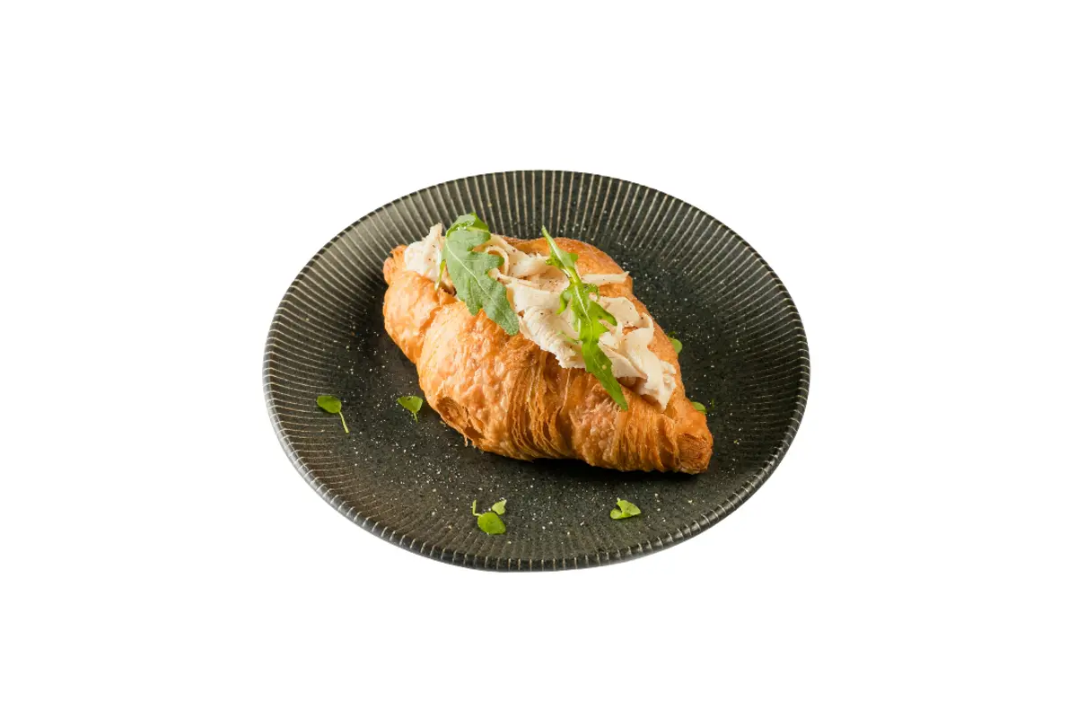 Круассан с индейкой и ореховым соусом