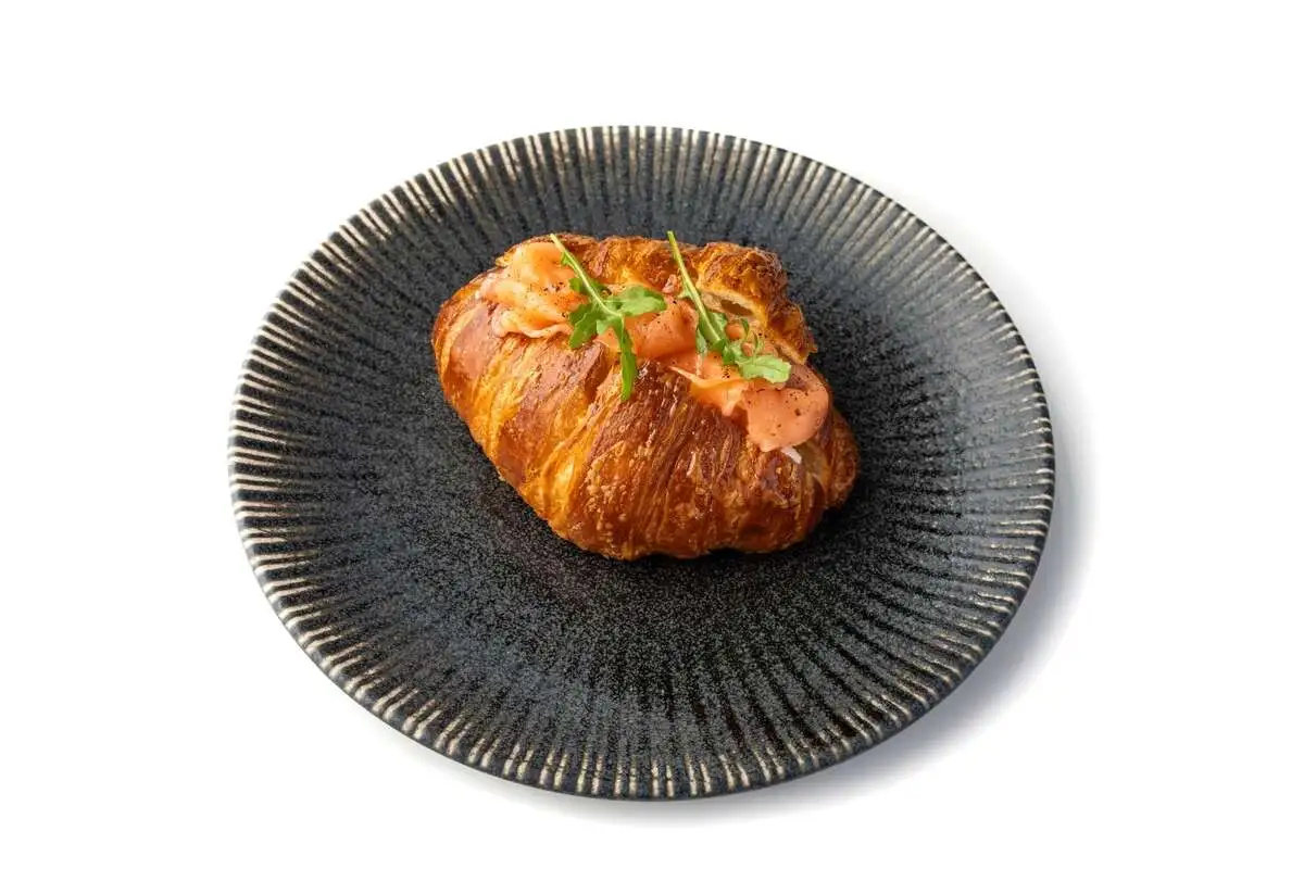 Круассан с лососем и крем-сыром