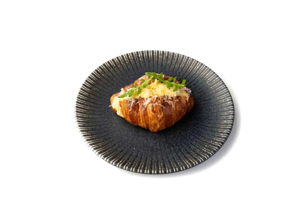 Круассан со скрэмблом и сыром пармезан