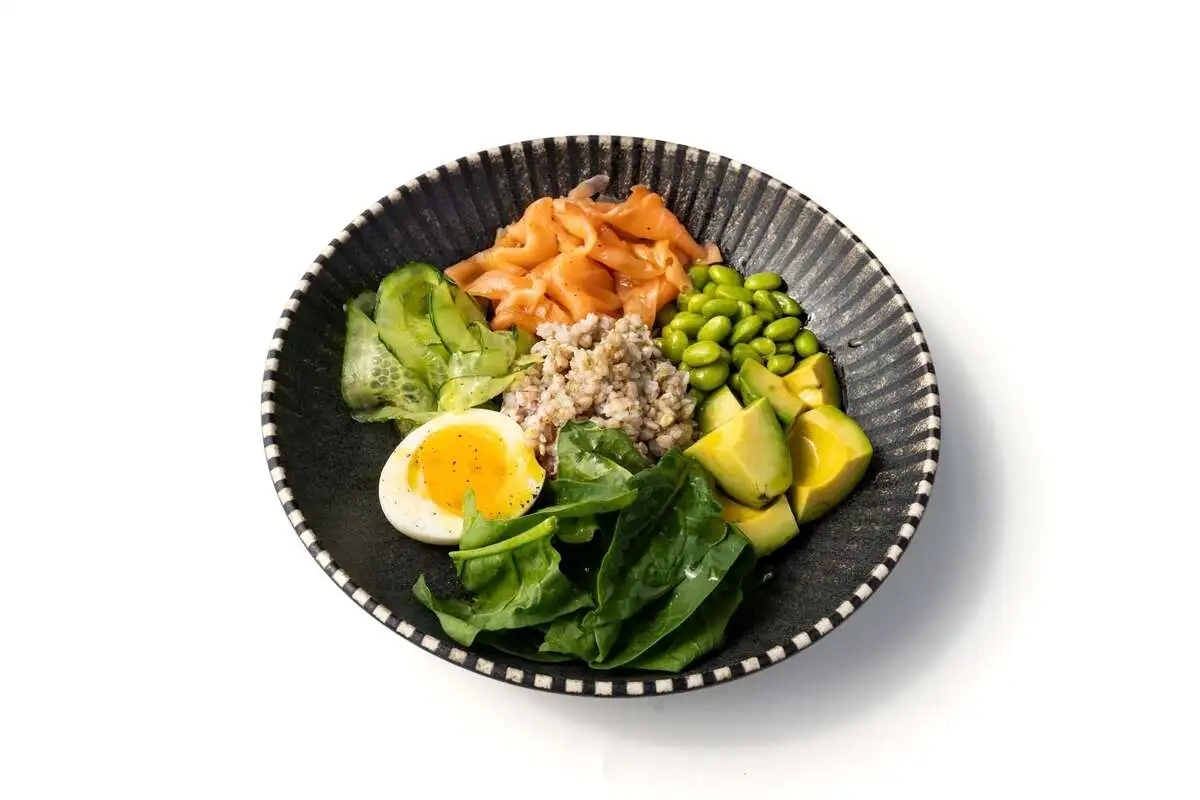 Боул с авокадо и слабосоленым лососем