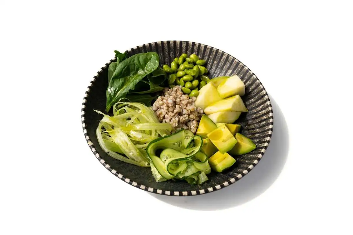 Зеленый боул с гречкой и яблоком