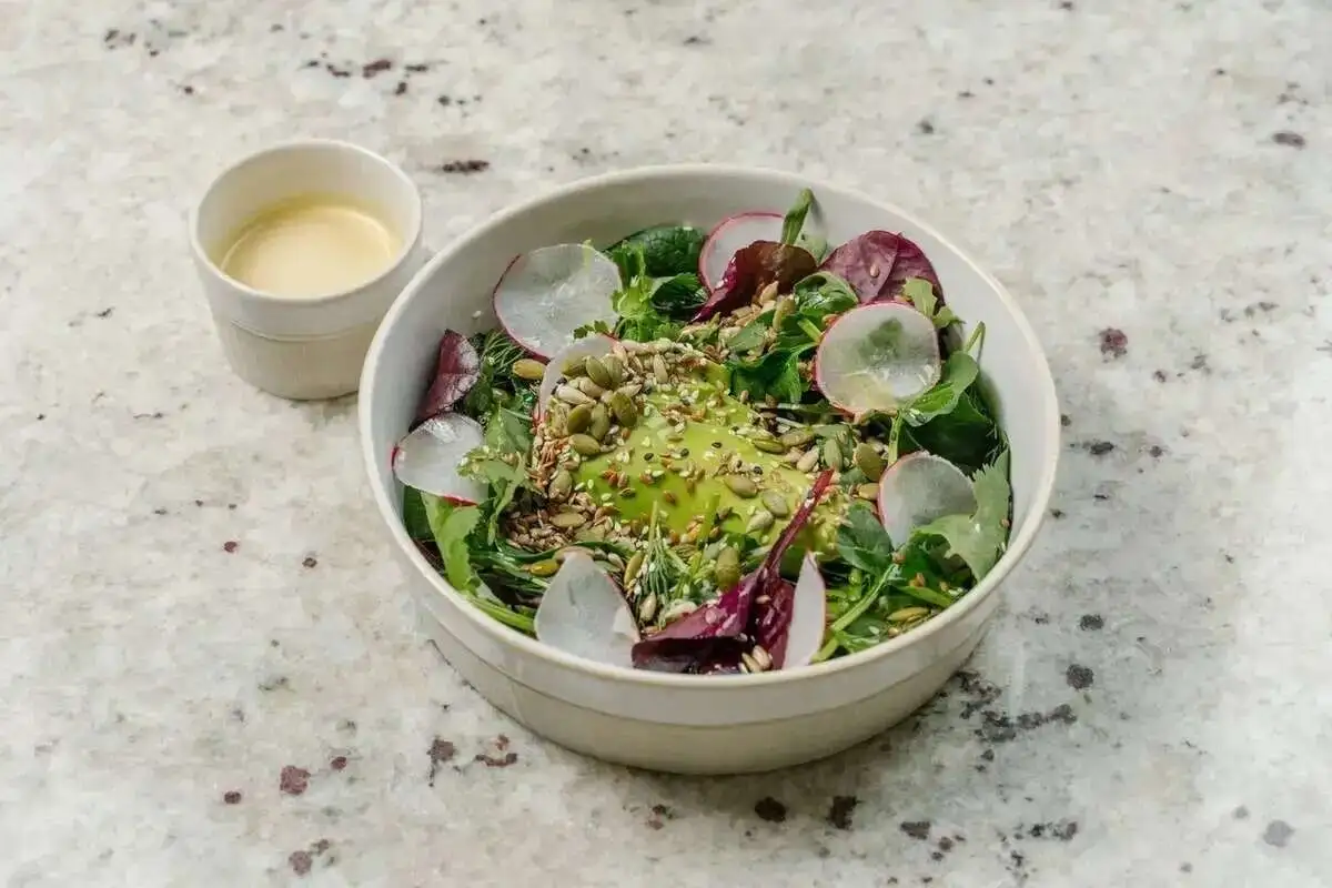 Зеленый салат с авокадо 