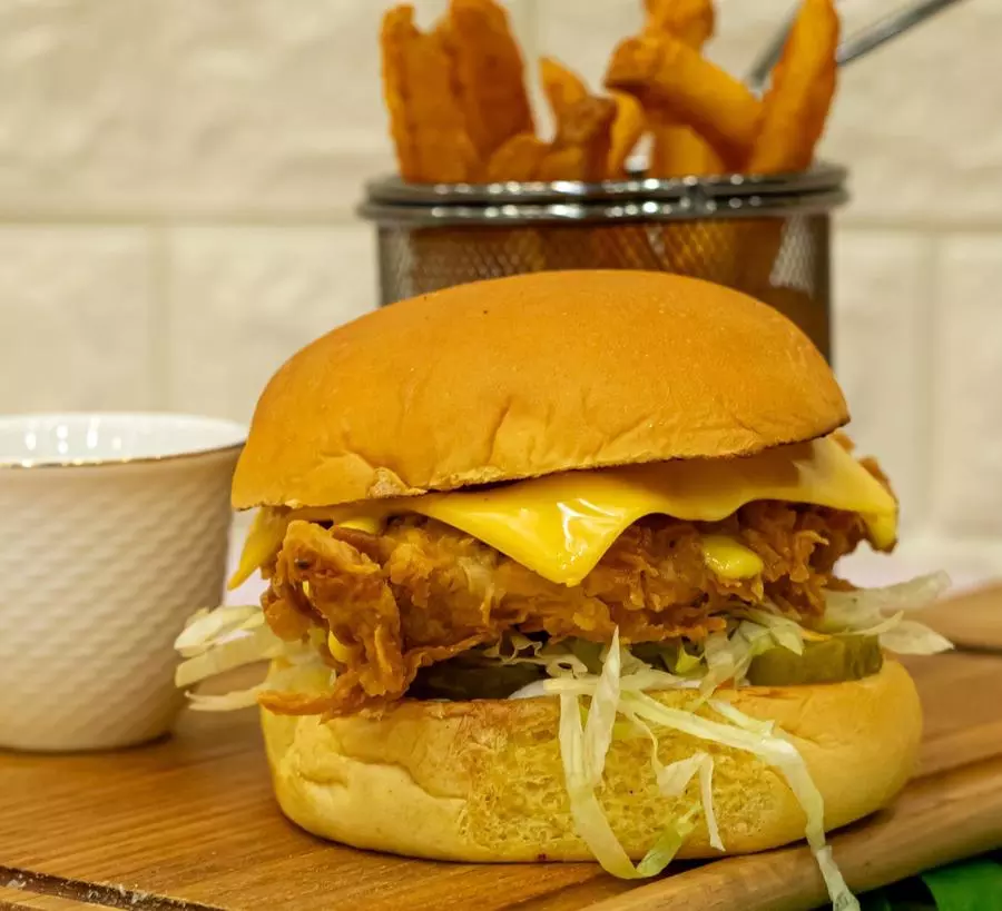 CRISPY CHICKEN BURGER