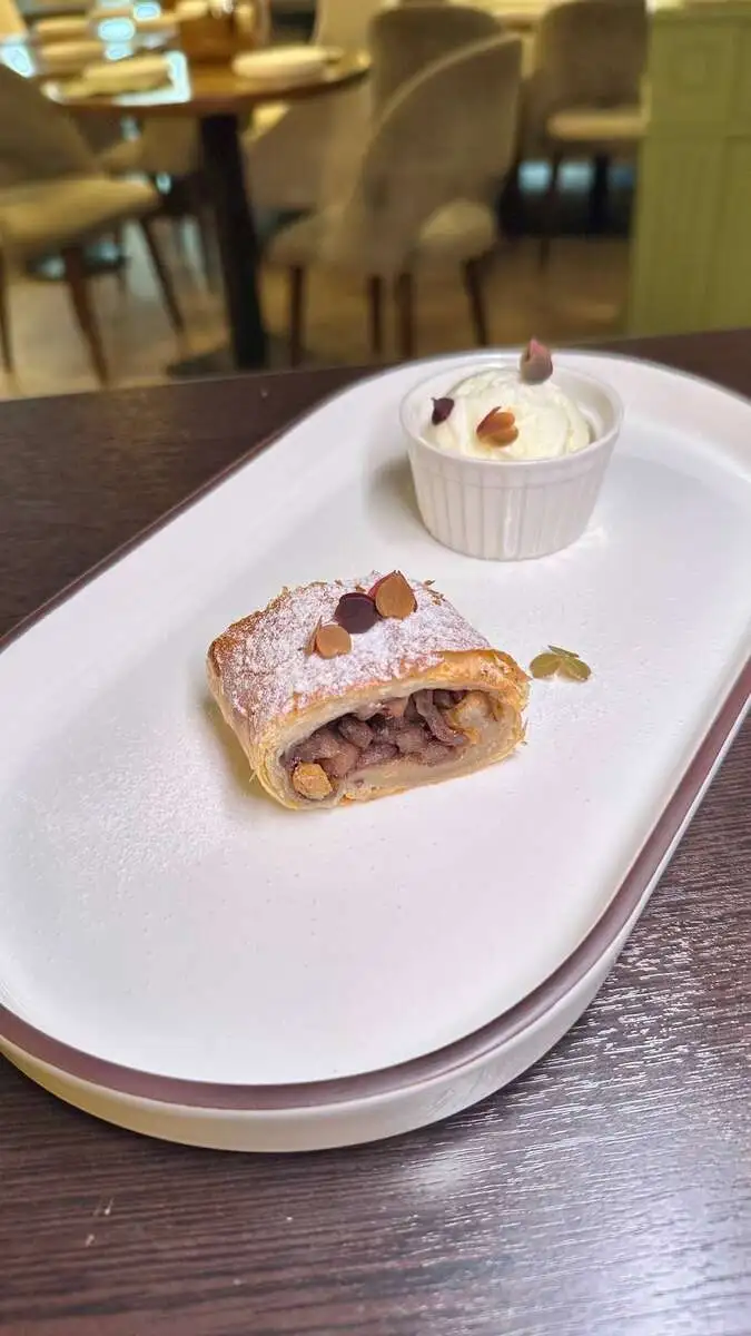 Штрудель яблочный с пломбиром