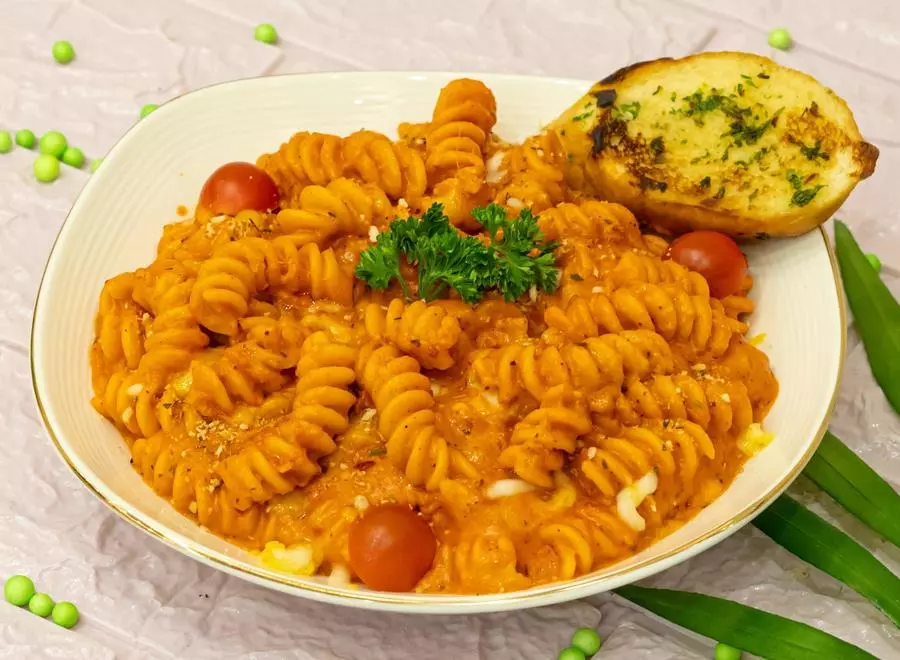 CHEESY FUSSILI PINK PASTA