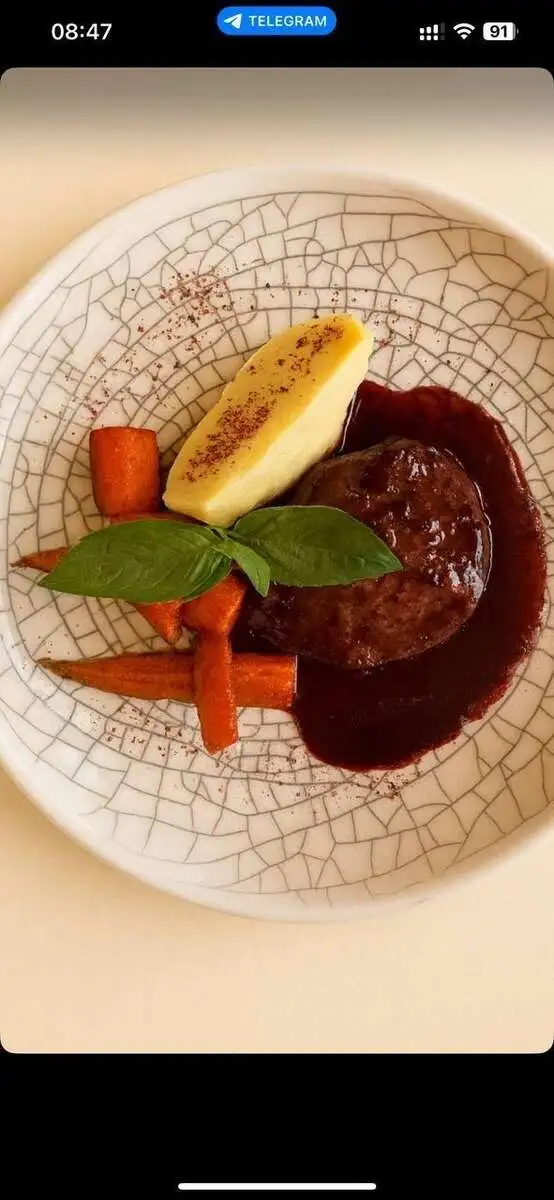 Филе миньон с пюре из пастернака и карамелизированной морковью