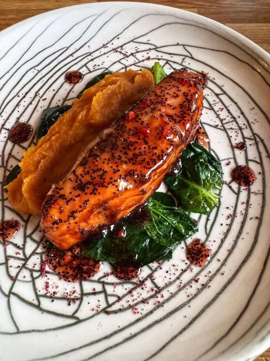 Стейк лосося с пюре из яблок и батата