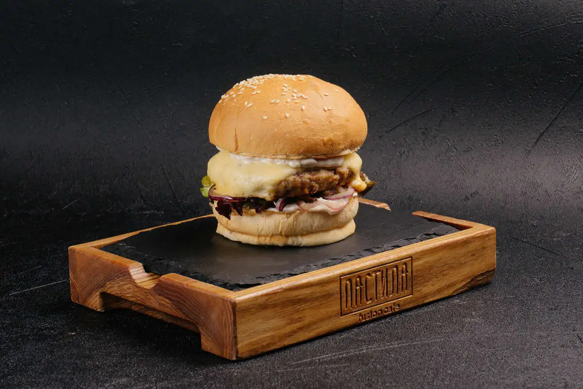 Бургер с корнишоном