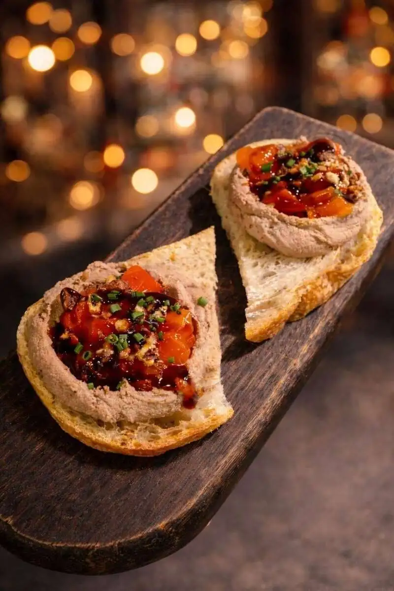 Брускетта с паштетом и хурмой