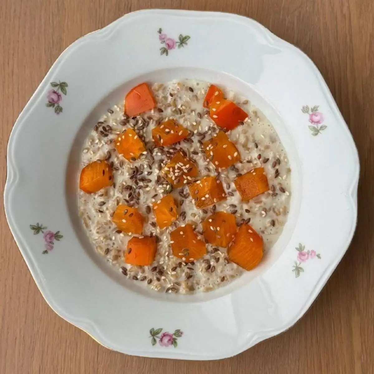 Овсяная каша с хурмой и семенами