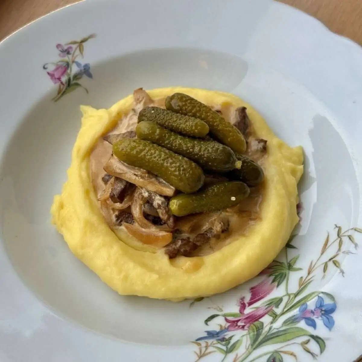 Бефстроганов с картофельным пюре