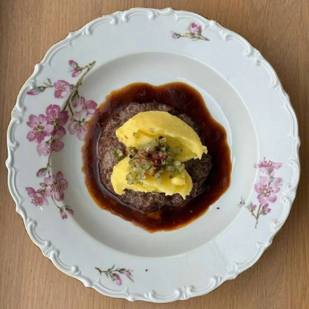 Бифштекс из говядины с картофельным пюре и корнишонами