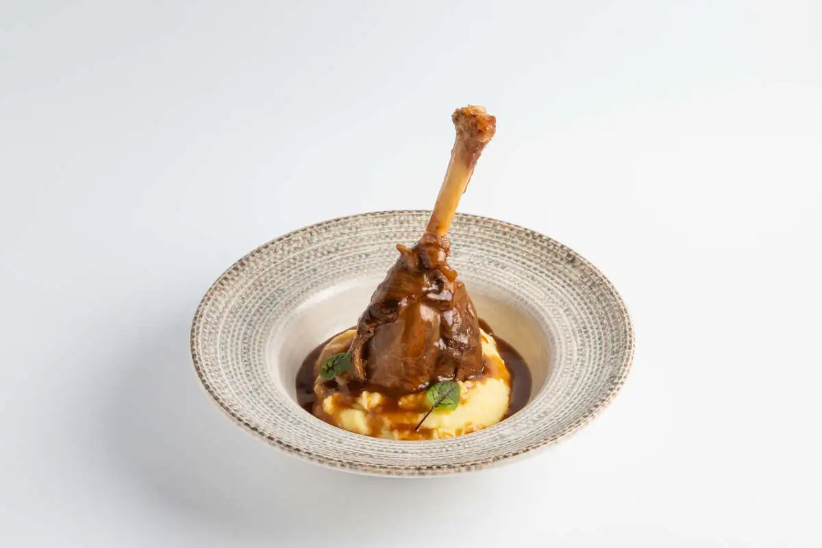 Ножка ягненка с соусом демиглас