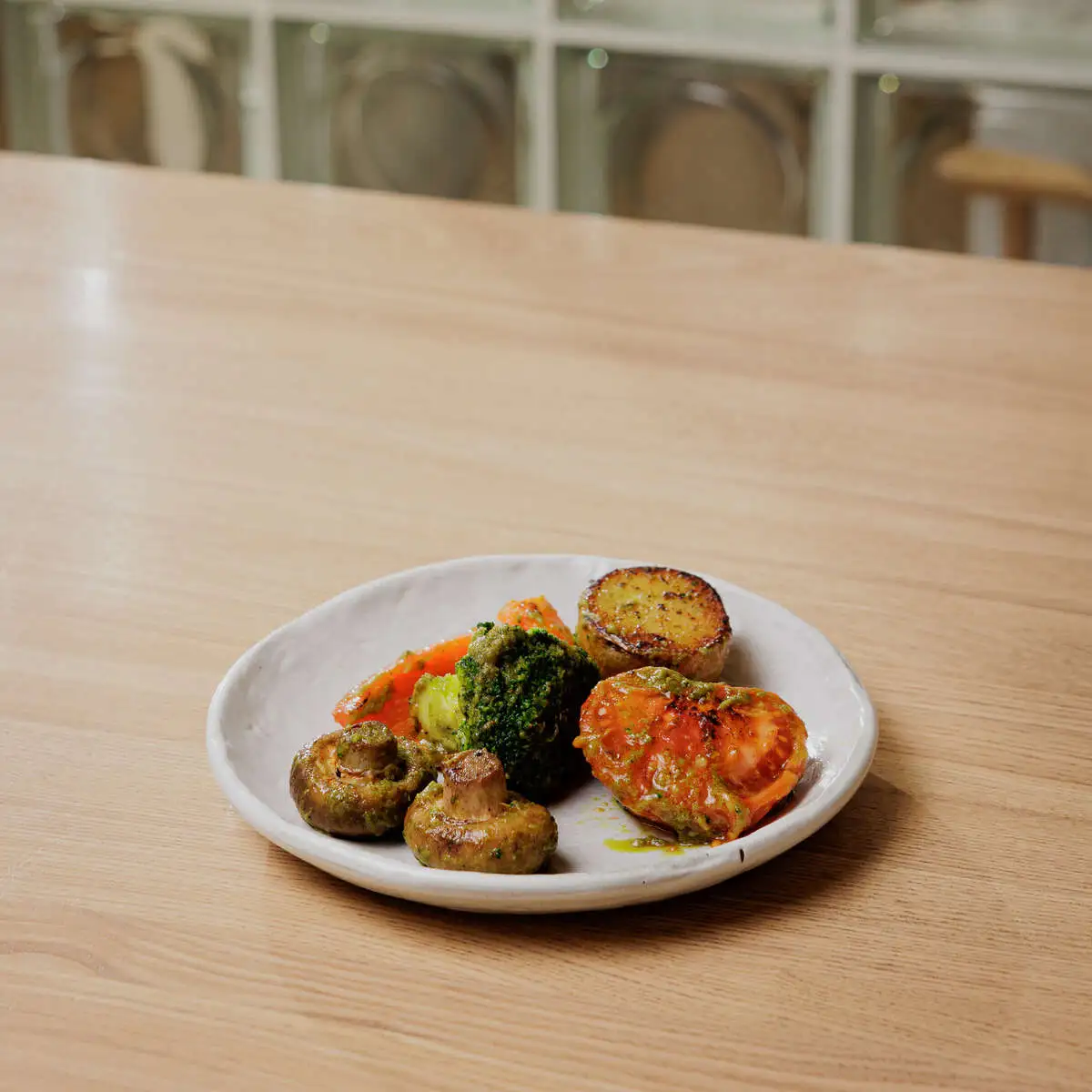 Овощи гриль с соусом песто