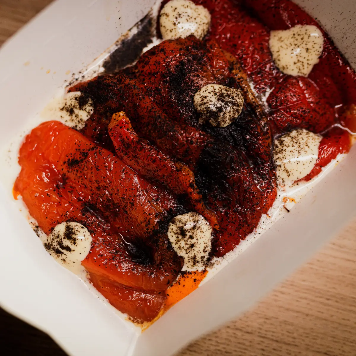 Печеные перцы со страчателлой и ромеско