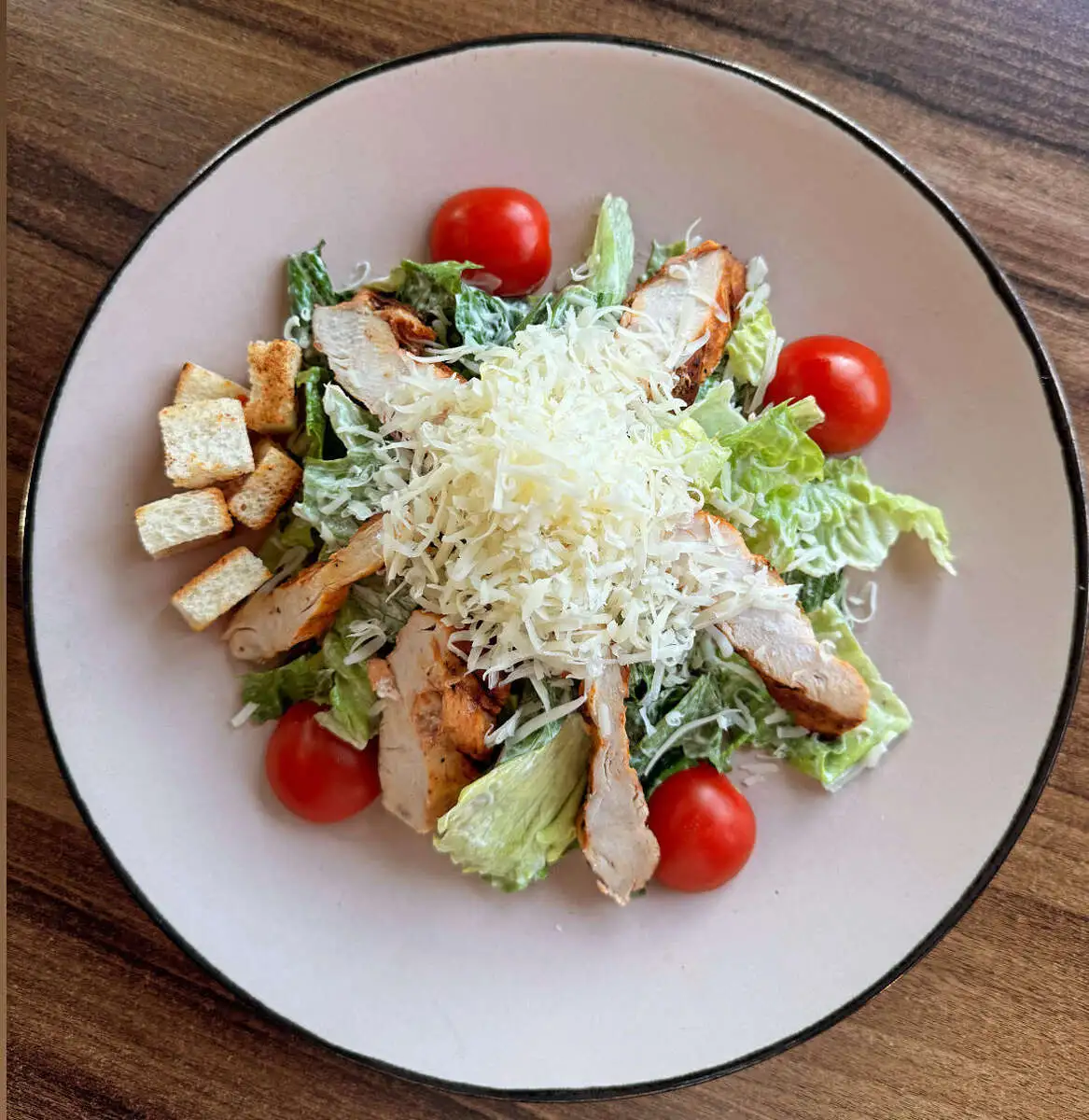 салат ЦЕЗАРЬ С КУРИЦЕЙ (зал2)