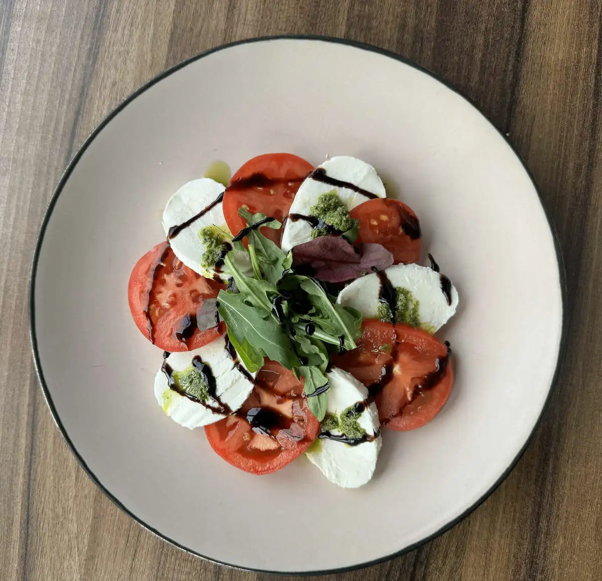 салат КАПРЕЗЕ  с бакинскими томатами(зал2)