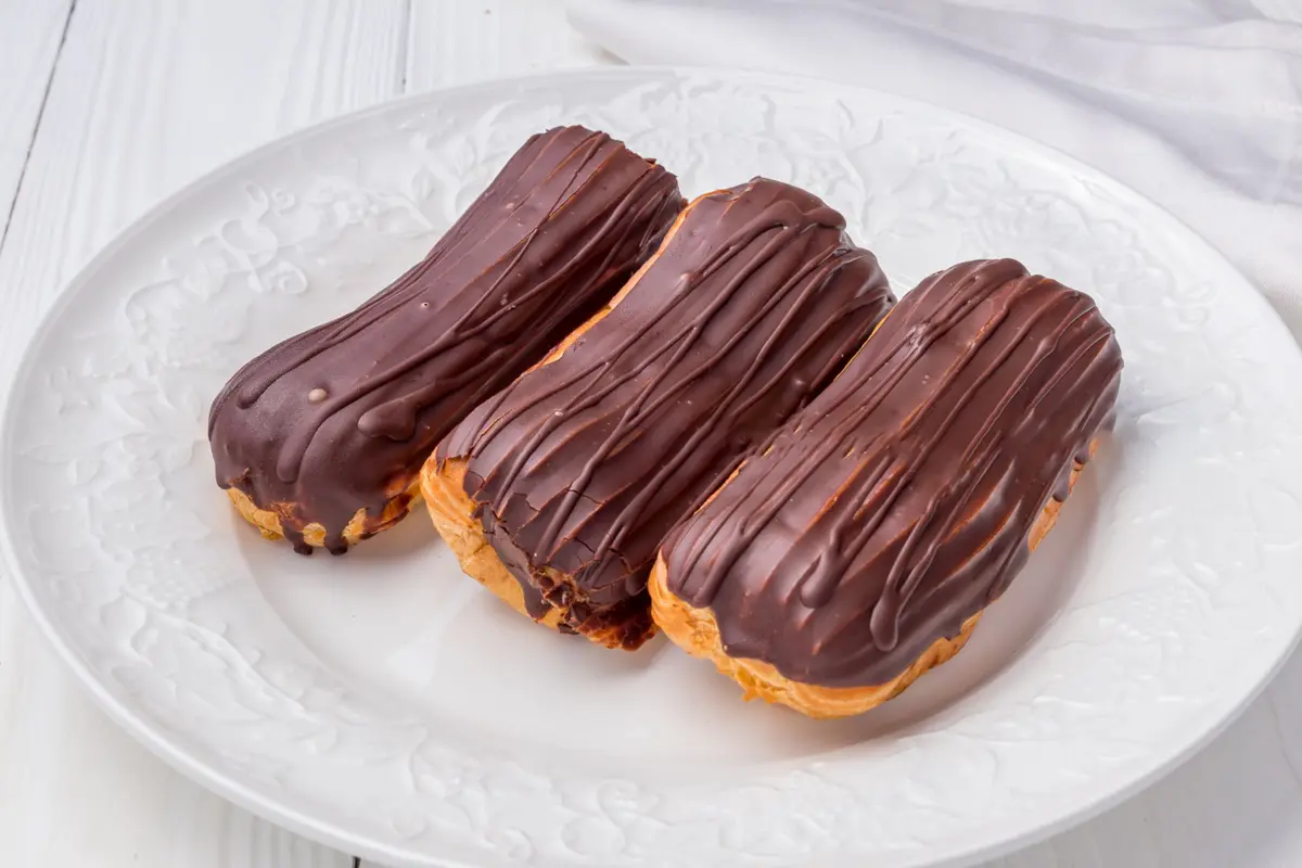 Эклер шоколадный