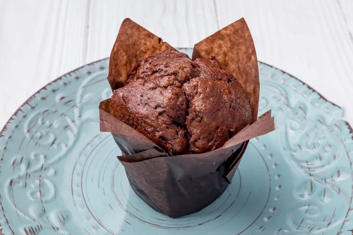 Маффин шоколадный с вишней