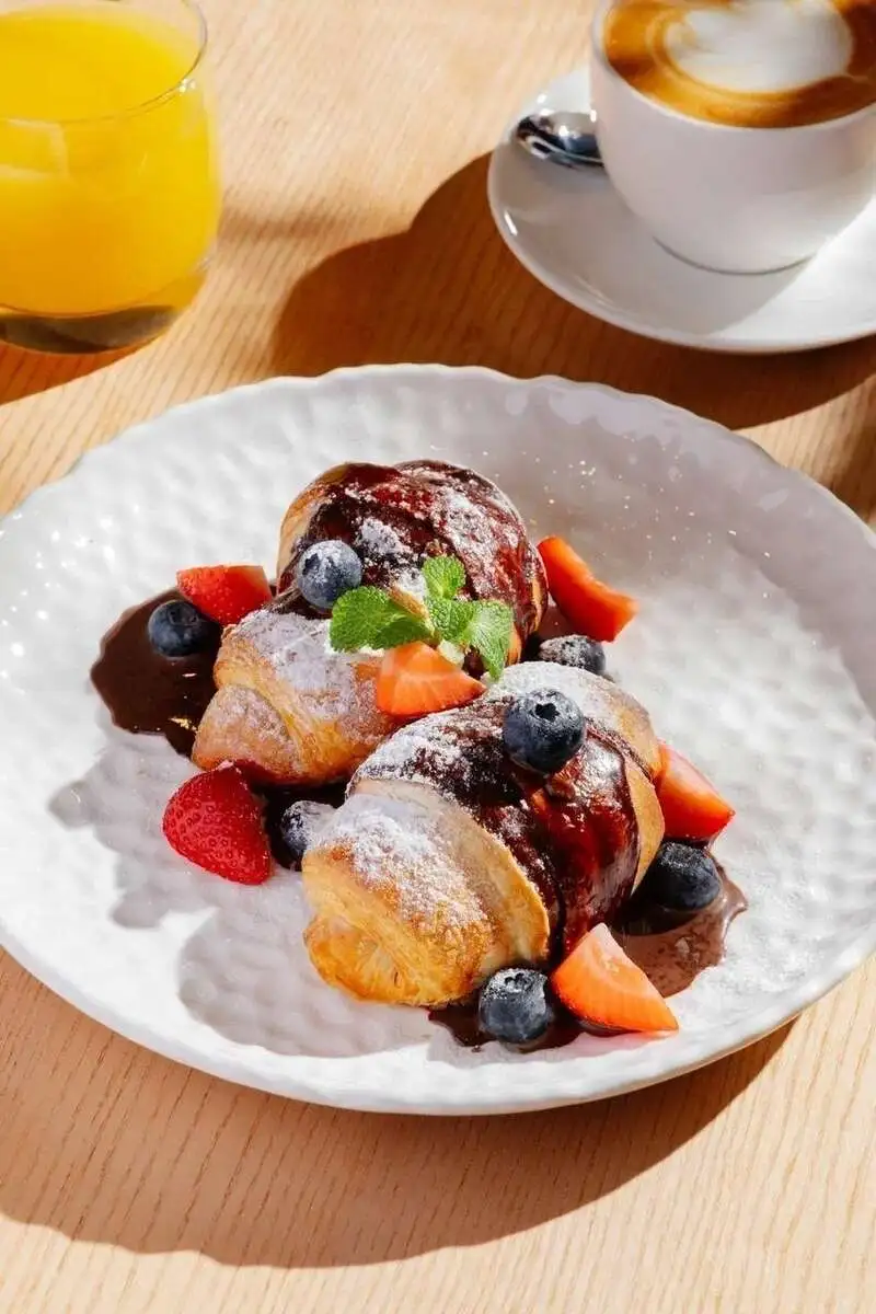 Круассаны с шоколадом и ягодами