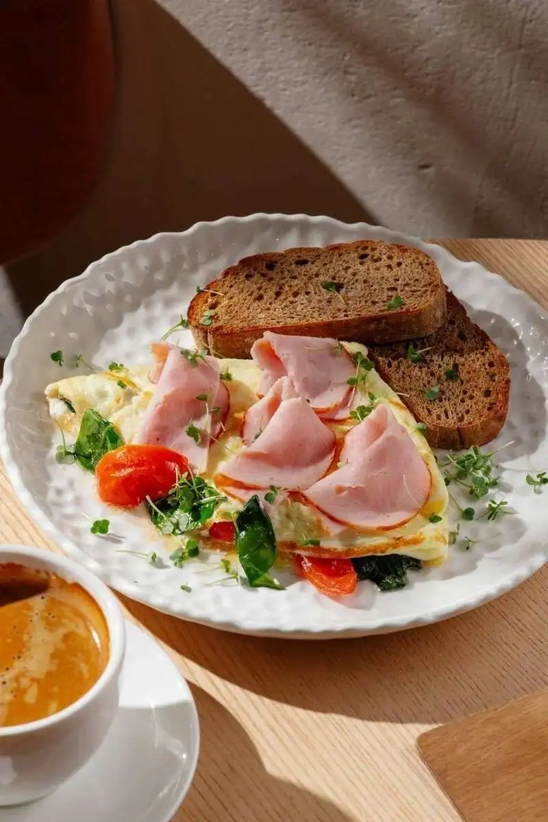 Итальянский омлет со шпинатом, ветчиной и черри