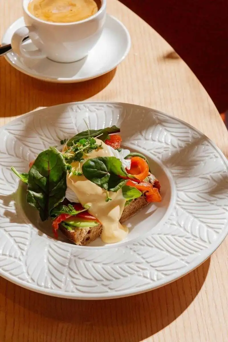 Чиабатта с лососем, яйцом-пашот и авокадо