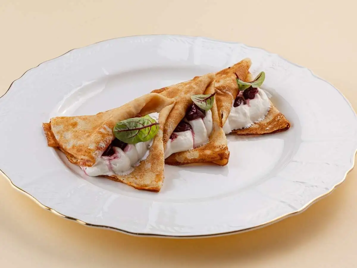 Блинчики с вишней и сливочным кремом