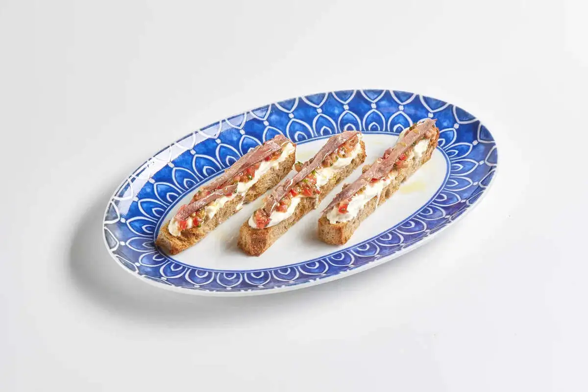 Кростини с анчоусами и страчателлой