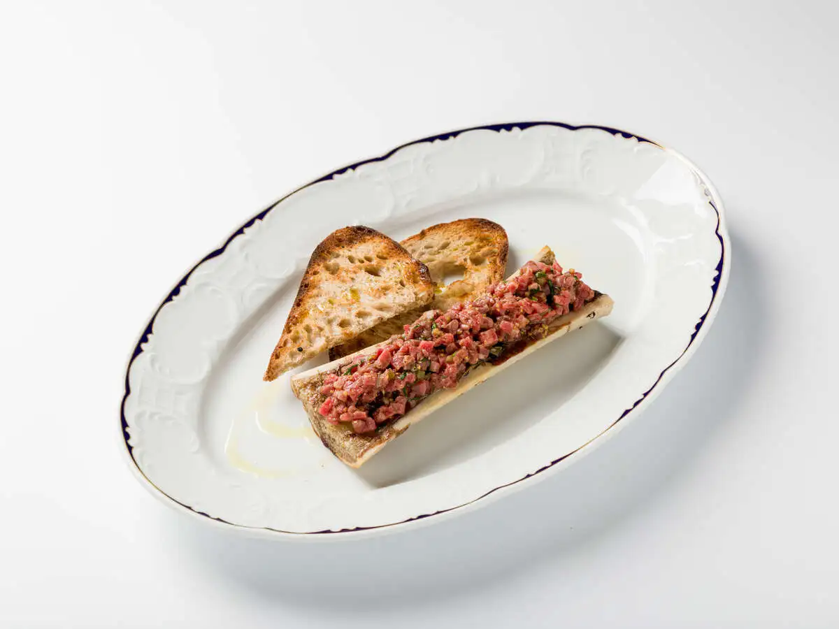 Тартар из костреца с костным мозгом