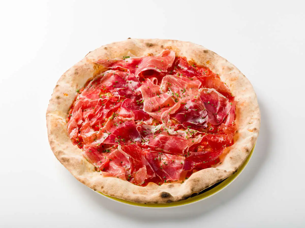 Пицца с хамоном и краш томатами