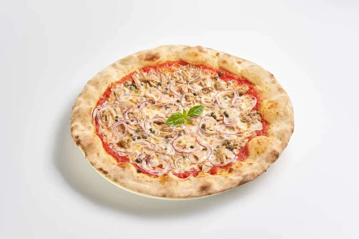 Пицца с тунцом, каперсами и красным луком