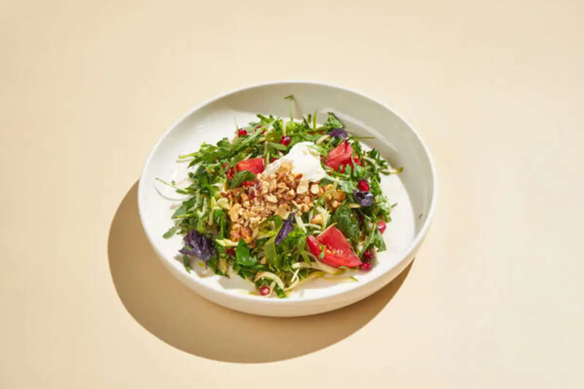 Салат из цукини и розовых томатов