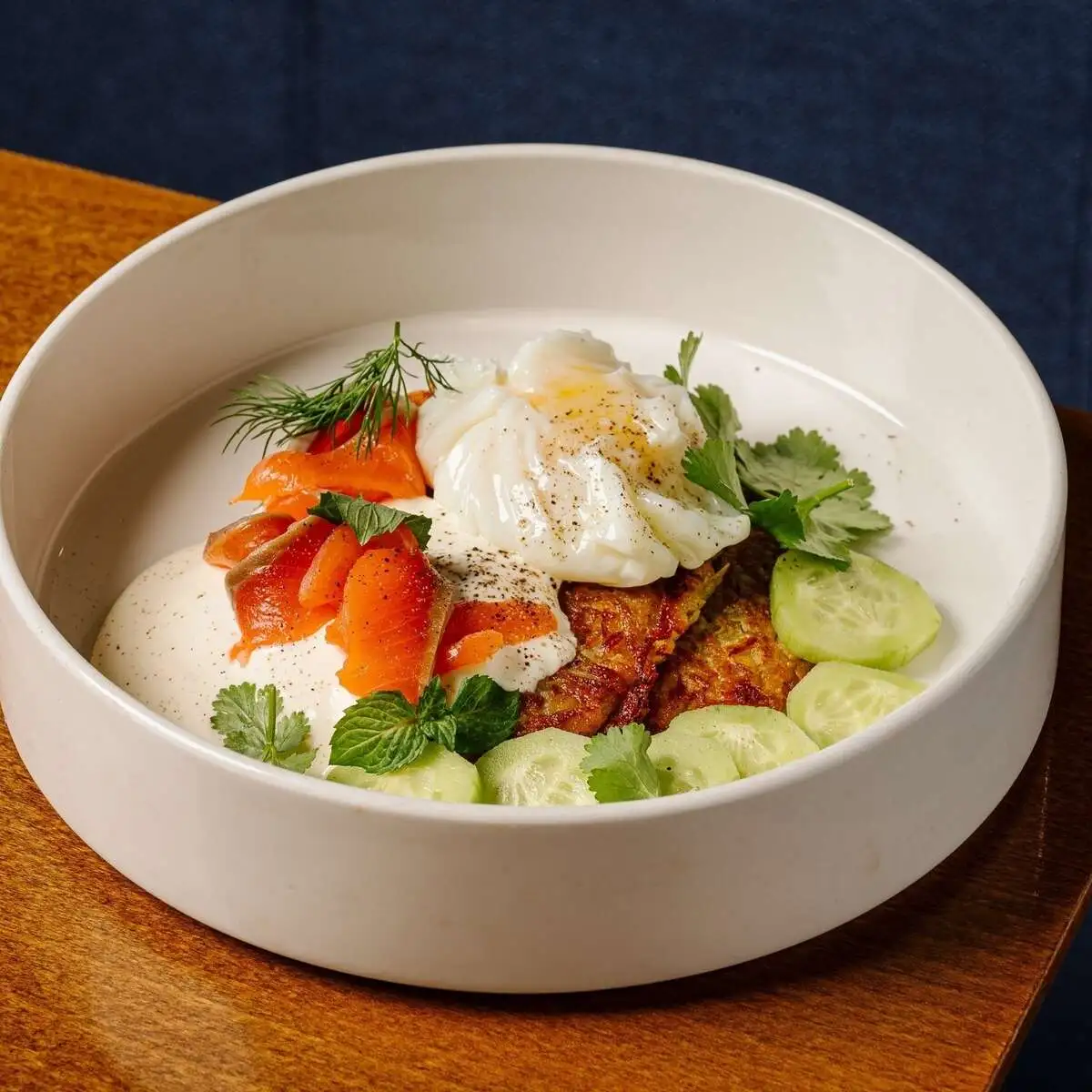  Драники с лососем и яйцом пашот