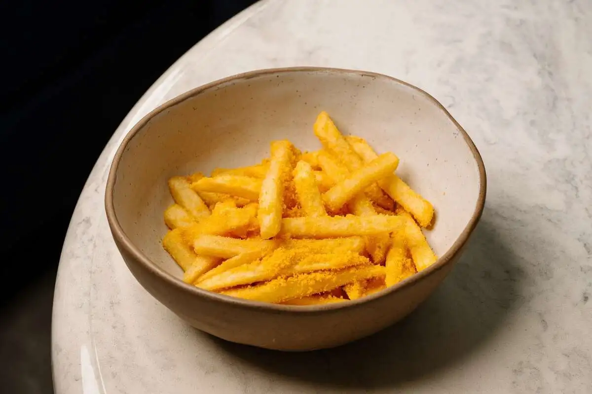  Картофель фри с сырными хлопьми