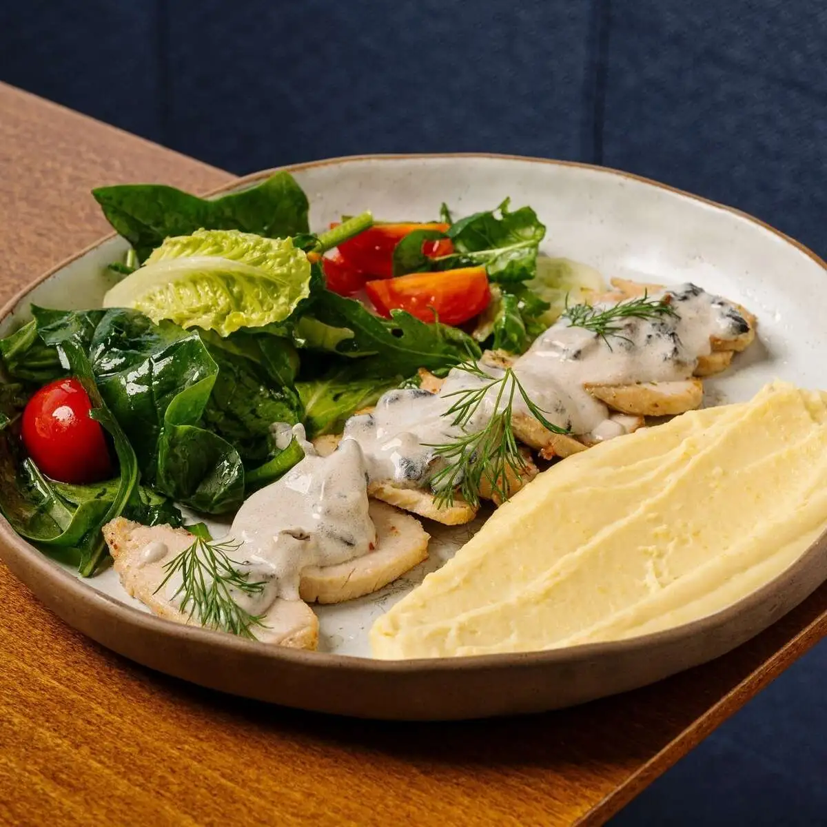  Куриная грудка Sous-Vide с нежным пюре и салатом