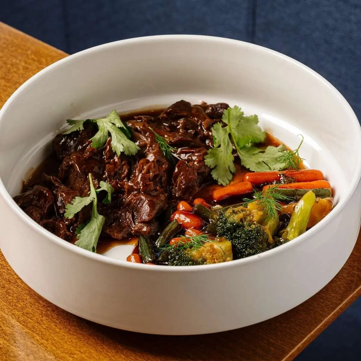  Томленые щечки с карамелизированными овощами 