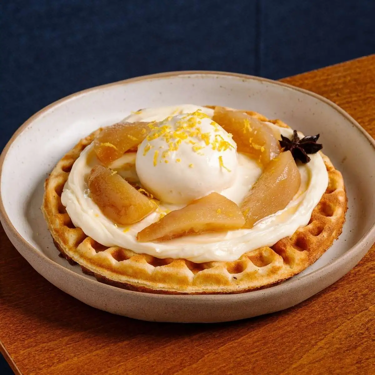 Вафля с пряной грушей и мороженным